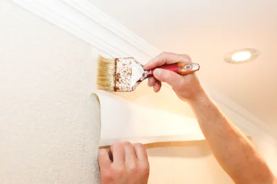 Pose de papier peint à Dracé — revêtements muraux et toiles de verre